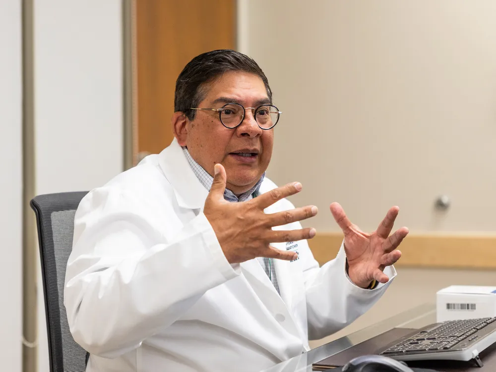 Dr. Ivar Méndez in conversation in a clinical environment.